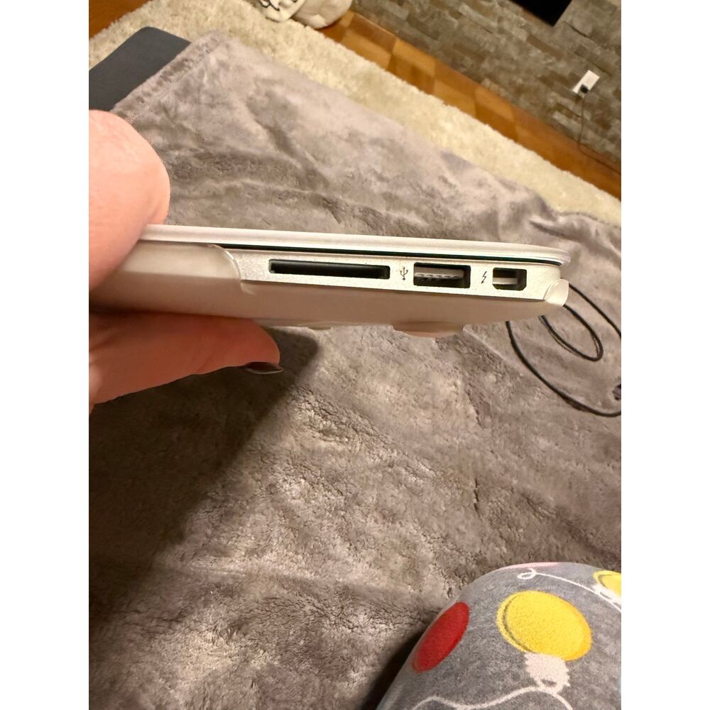 Macbook Air 2013 8GB Laptop Silver color - Picture 9 of 10
